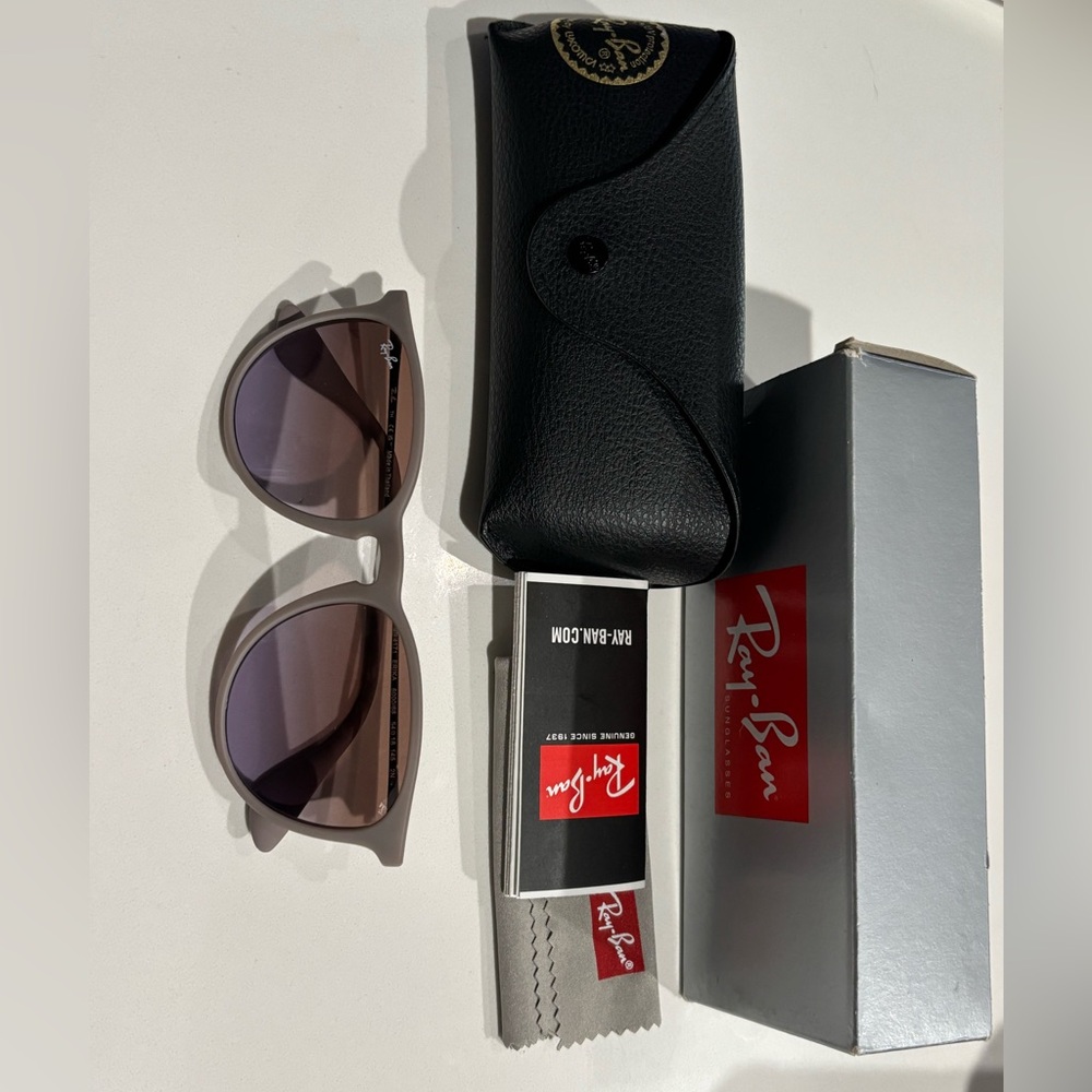 Like New Ray-Ban ERIKA RB4171 54 18 145 Sunglasses